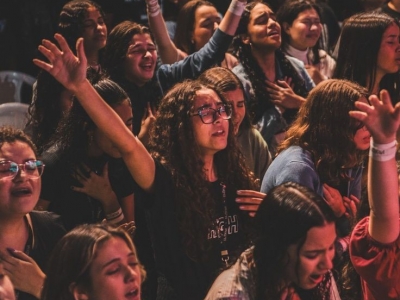 Fé em Transformação: Desafios e Estratégias para Engajar e Reter Jovens na Renovação Carismática Católica