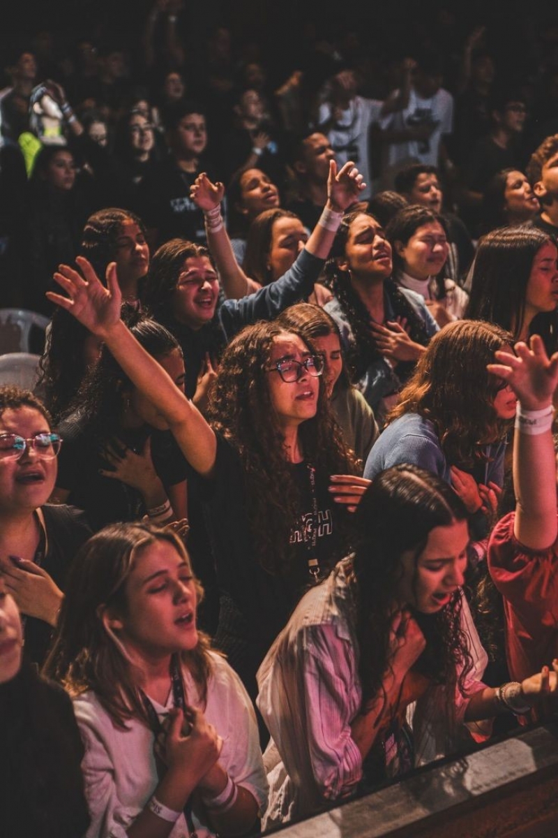 Fé em Transformação: Desafios e Estratégias para Engajar e Reter Jovens na Renovação Carismática Católica